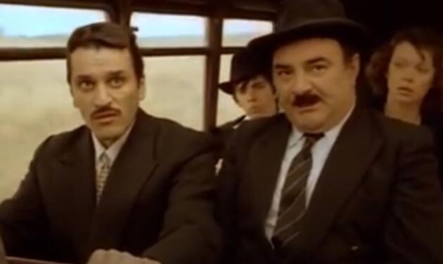 Svi se smeju dok gledaju film "Ko to tamo peva", a ne znaju da su se iza filma dešavale jezive stvari: Tuče, krv, suze i teške svađe