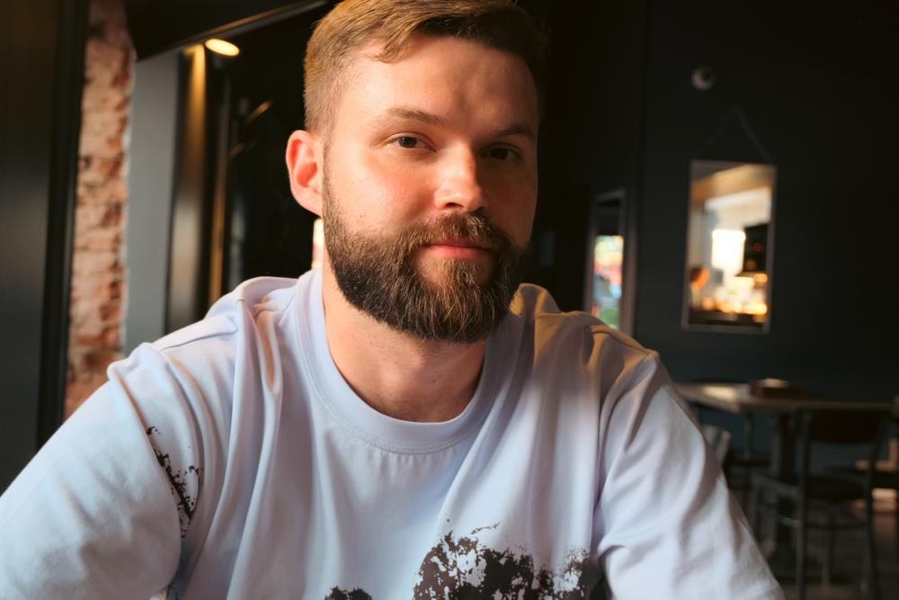 Cover image for Ceo život majka je govorila da me otac ostavio čim sam se rodio: Onda mi je kad sam diplomirao prišao nepoznati čovek i rekao 2 reči koje raspliću klupko laži