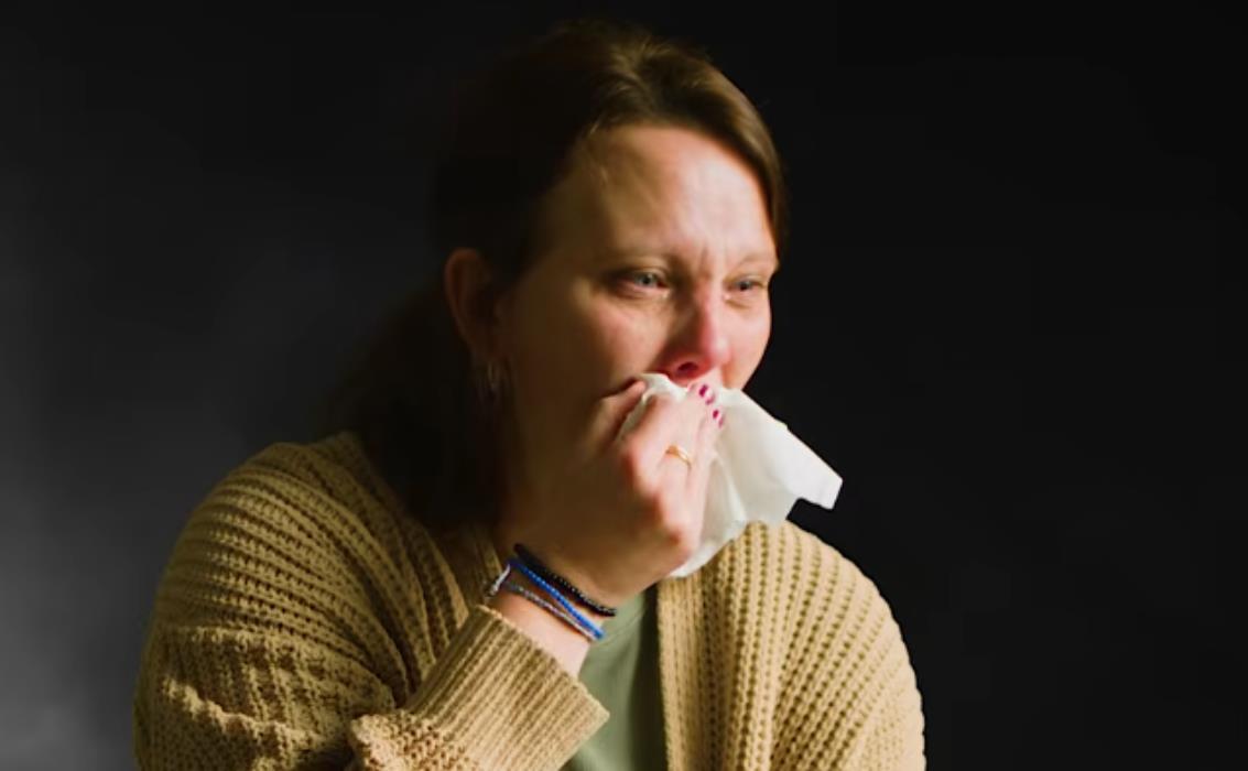 Cover image for Imala je 14 godina, ušao je u sobu kao normalan čovek, a onda bi se odjednom pretvorio u ludaka i skinuo bi peškir: Ispovest Epstajnove žrtve ledi krv u žilama