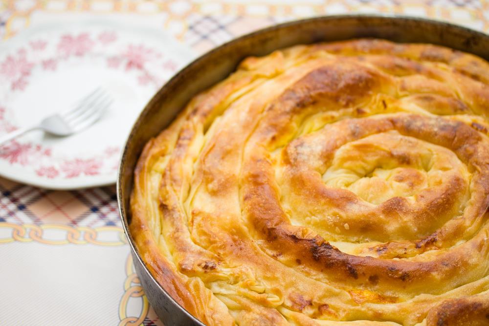 Ništa se ne može porediti sa pitom napravljenom od domaćih razvučenih kora: Pogledajte korak po korak kako su to naše mame i bake spremale pite sa sirom