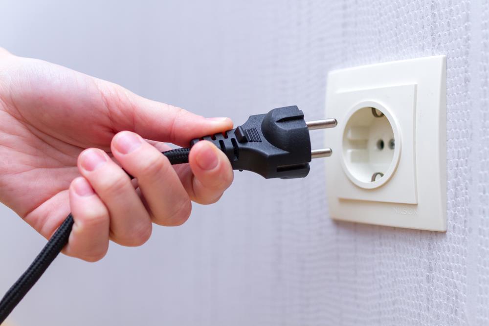 Ovaj uređaj nikako ne smete ostavljati uključenim kad idete na odmor: Izaziva požar u sekundi
