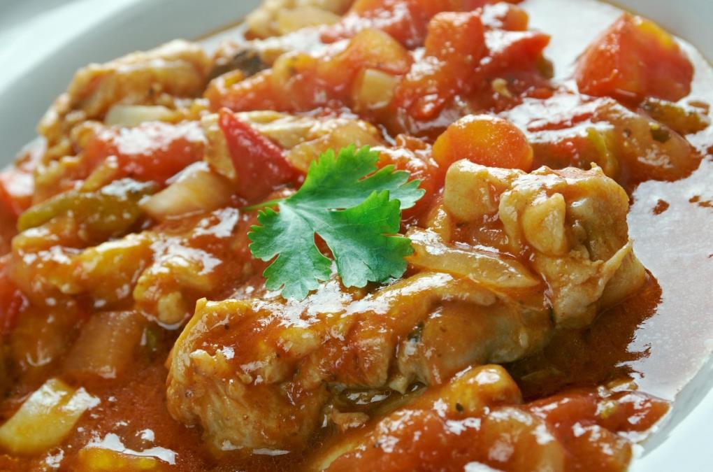 Pileći paprikaš na kafanski način: Najbrži ručak na kašiku za celu porodicu