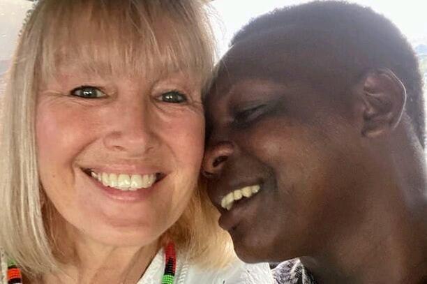 Penzionerka (60) napustila je sve i udala se za 30 godina mlađeg Masai ratnika: Doveo je u pleme, u malu kuću od blata, a 1 stvar joj je najteže pala