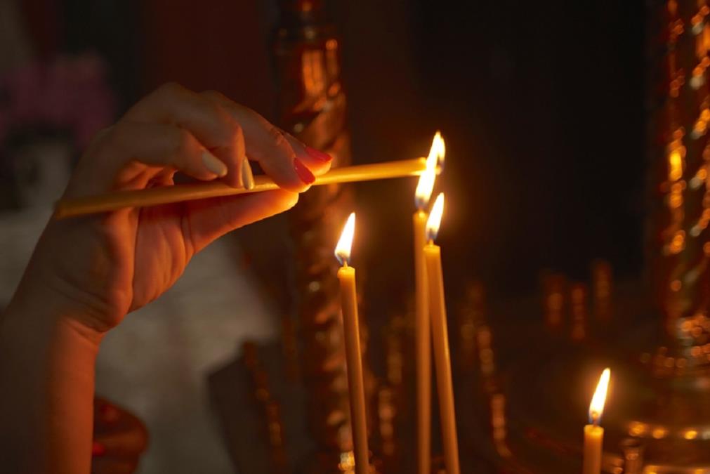 Kad palite sveće u crkvi, obaveznu jednu namenite na sledeći način: Sveštenik otkriva da ćete tako zaštititi sebe od zla i pakosti