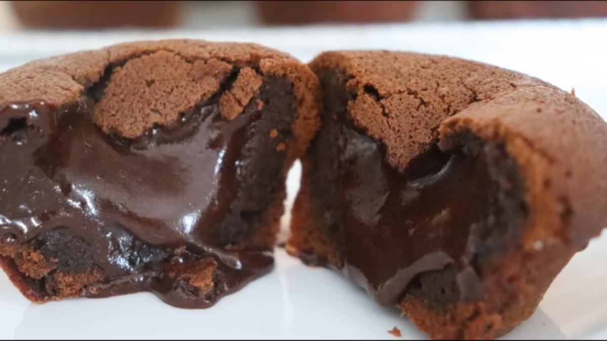 Najlakši recept za lava kolač: Hrskava korica, tečna sredina, a gotov za 20 minuta