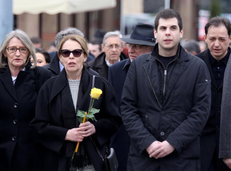 Gde je danas i kako izgleda Ružica Đinđić: Živi kao žena iz senke, kupuje na Kelenić pijaci, lepša je nego ikada, a 1 potezom ljude je ostavila u neverici