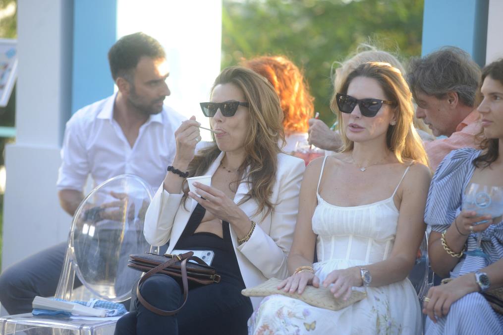 Planirala je venčanje sa čuvenim pevačem, a on je izbacio iz stana zbog 22 godine mlađe: Zavela je crnogorskog biznismena, a vezom sa tajkunom sve je šokirala