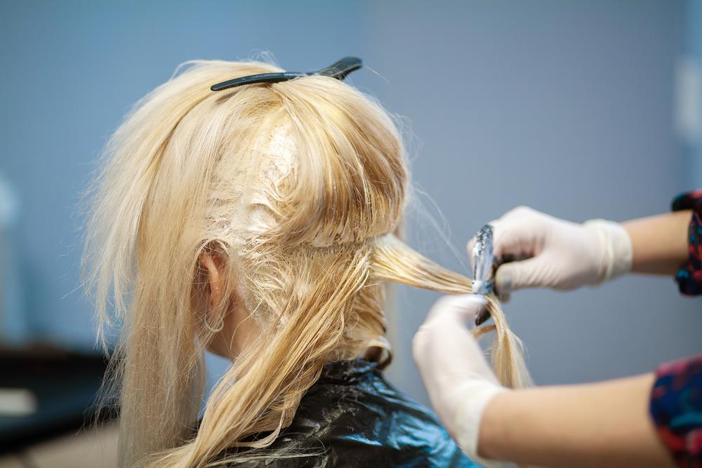 Kako posvetliti kosu prirodnim putem? Recept od 3 sastojka za efektnu zamenu za farbu