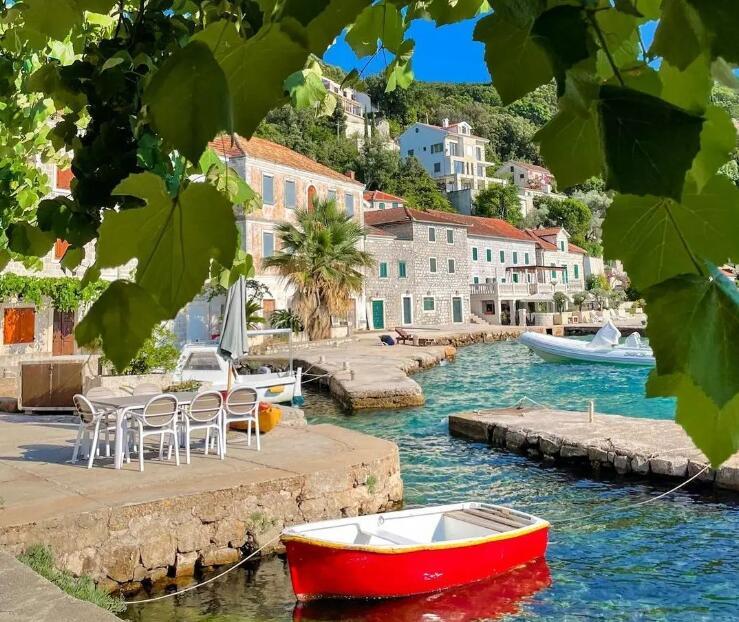 U ovom primorskom gradiću skoro da i nema turista a pravi je raj na zemlji: Tirkizno more, tišina i miris borova, a sve je duplo jeftinije na drugim mestima
