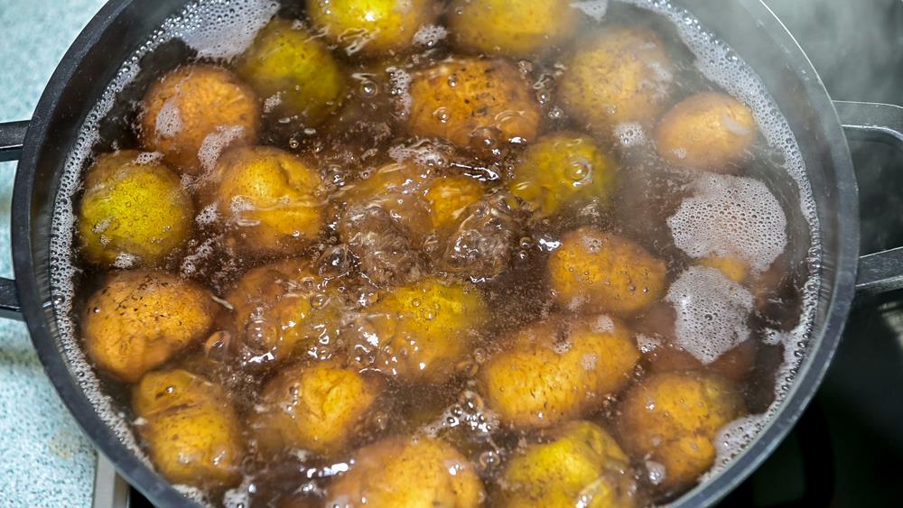 Naše bake nikada nisu bacale vodu u kojoj su kuvale krompir: Oporavlja uvele biljke, odlična je za čišćenje, a evo šta radi vašem telu