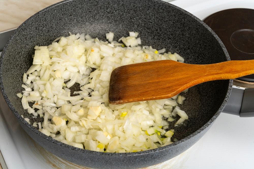 Kuvari koriste ovaj trik svaki dan kad prže luk: Neutrališu miris, ubrzavaju pripremu, a jelu nije potrebna zaprška
