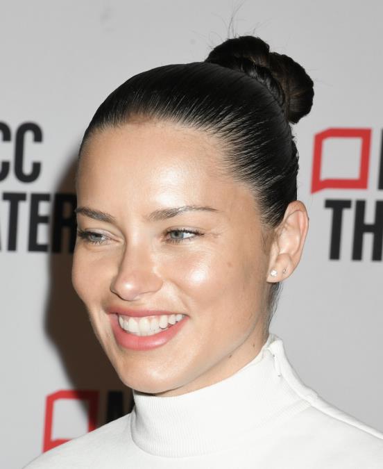 Ovako Adrijana Lima izgleda bez trunke šminke: Svi u čudu gledaju njeno lice bez filtera