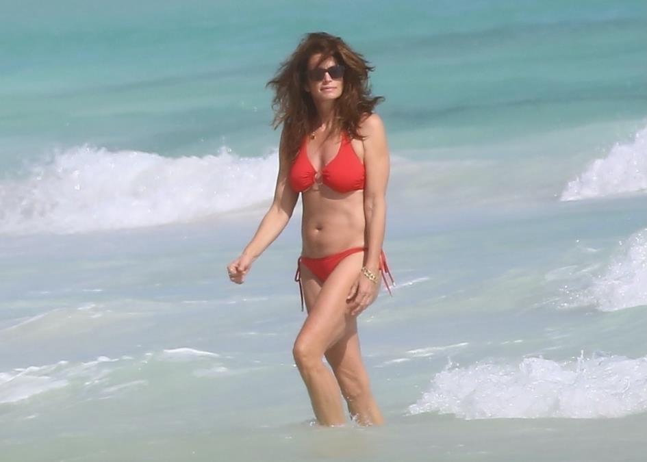 Brat Sindi Kraford umire od leukemije, a ona doživljava teško zlostavljanje: Postaje supermodel, pa se udaje za Ričard Gira - život kao drama