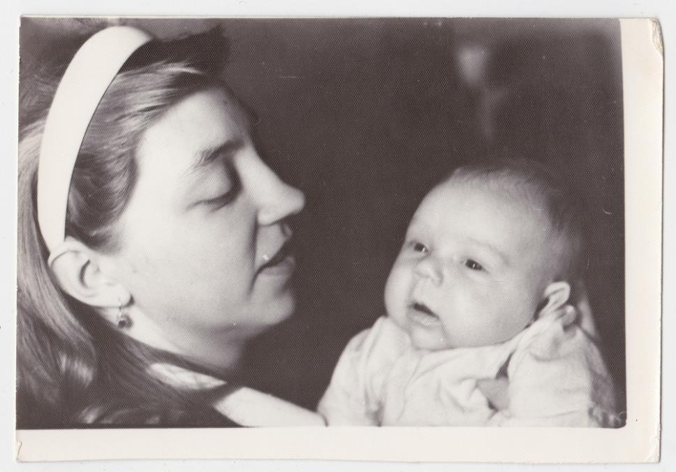 Marija je '72. rodila bolesnog sina i ostavila ga: 18 godina kasnije našao je majku, a onda je usledio jeziv scenario, stare fotografije otkrile su šok istinu