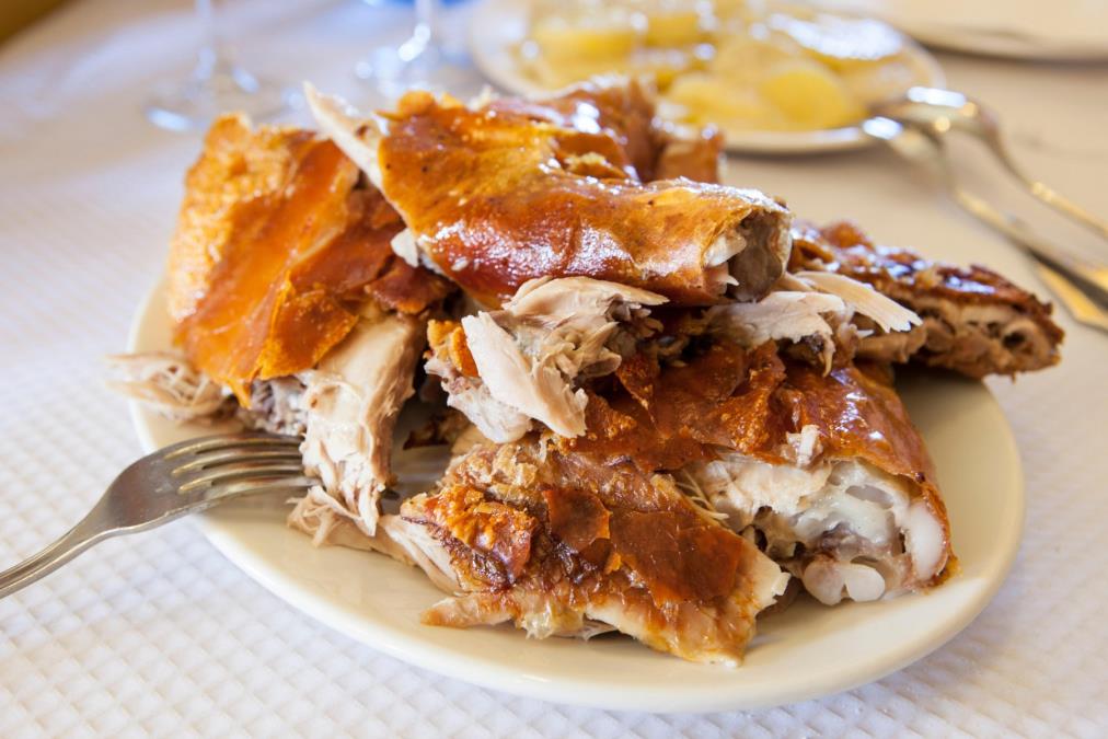 Meso premažite sa ova 2 sastojka pre ubacivanja u rernu i raspadaće se pod viljuškom: Caka mesara za najmekše i neodoljivo sočno pečenje