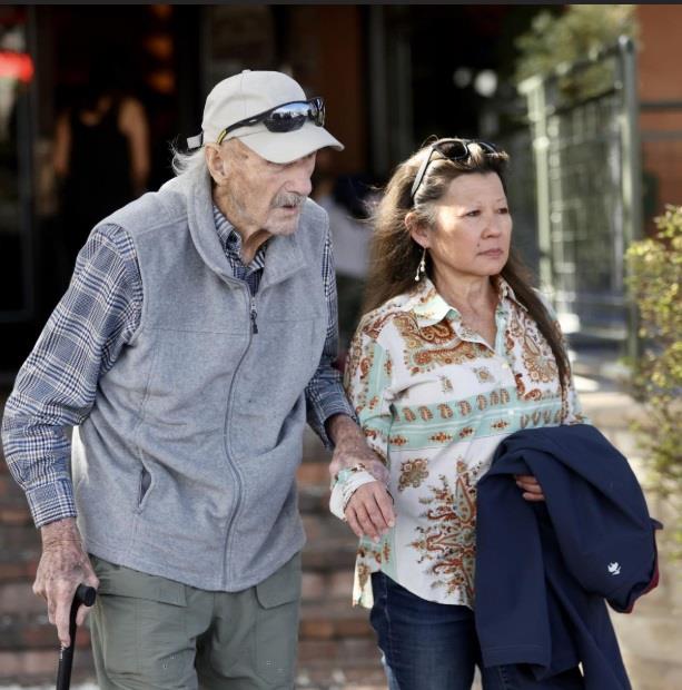 Način na koji je sahranjen Džin Hekman i njegova supruga kida dušu: Grob kao da mu je pravio najveći neprijatelj, dok mu se deca spore oko testamenta