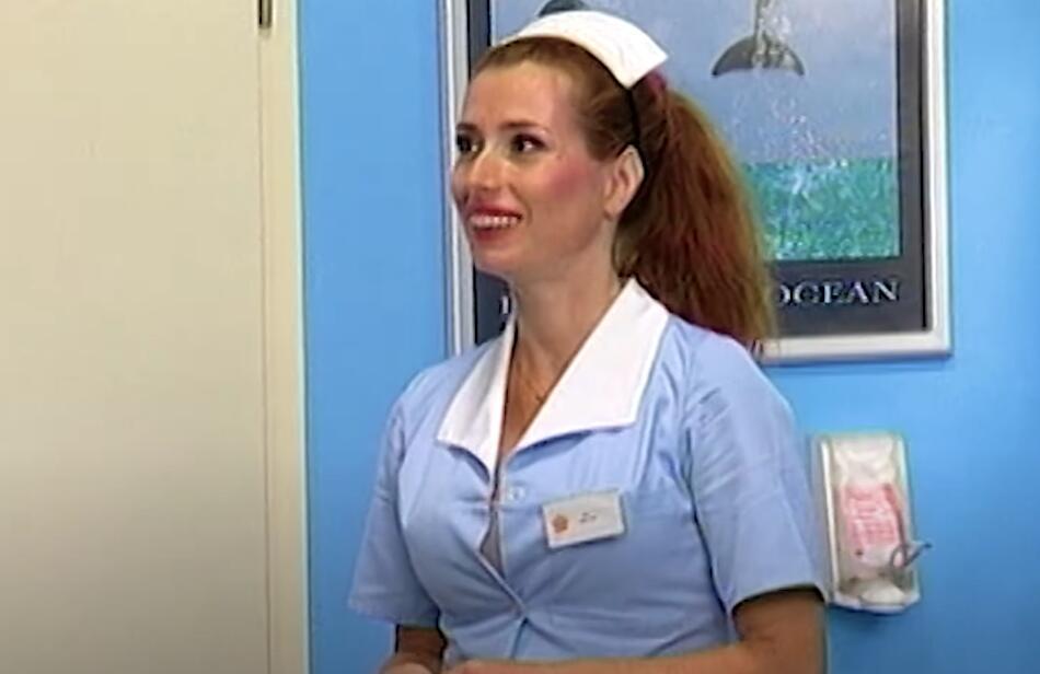 Svi su ludeli za zgodnom sestrom iz "Naše male klinike", a ona ljubila ovog pevača: U 6. deceniji po izgledu niko ne može da joj priđe