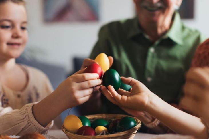Sveštenik otkriva u koje tri boje nikako ne treba farbati jaja: "Uskrs simbolizuje vaskrsenje, obnovu i radost, pa ti tonovi nisu prikladni"