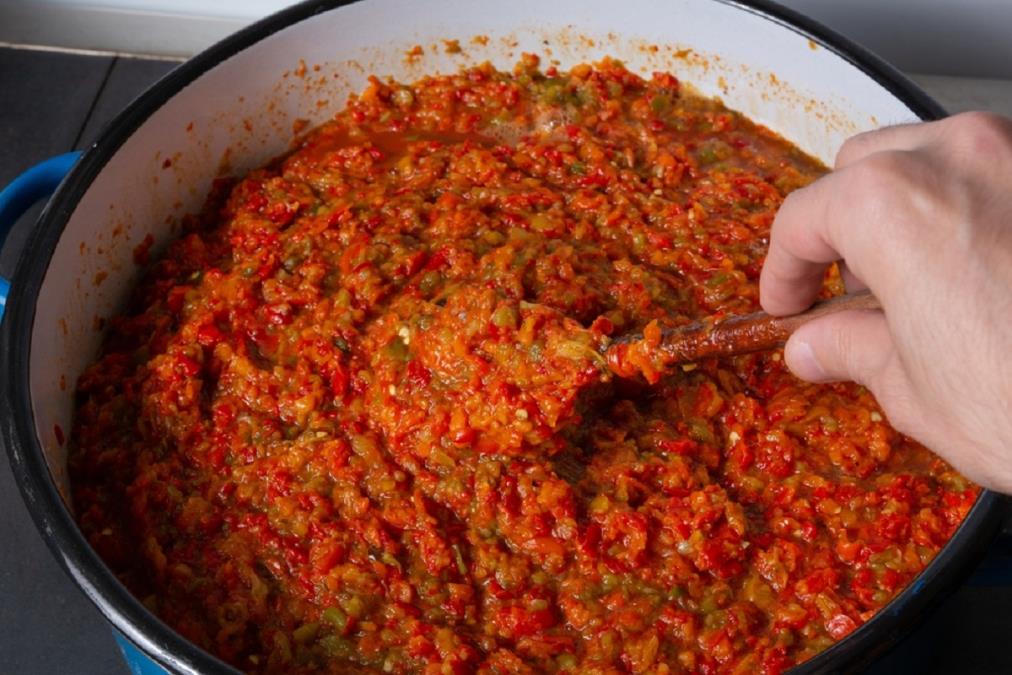 Ajvar po najstarijem receptu: Iskusne domaćice obavezno dodaju 1 namirnicu koja ga čini ukusnijim