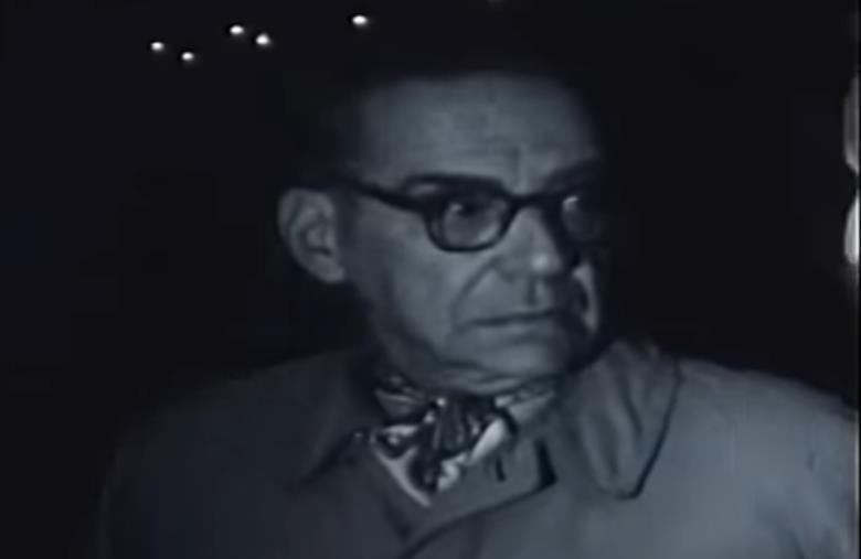 Iva Andrića par dana pred smrt kućna pomoćnica je zatekla na balkonu, bosonogog, bledog i polugolog, kako gleda u jednu tačku i ponavlja ove reči