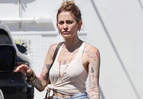 Umesto da uživa u životu, ona se povlači po sudovima stalno: Nećete verovati koga sada tuži ćerka Majkla Džeksona