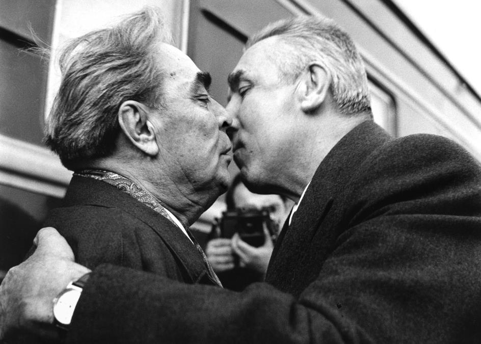 Sovjetski lider koji je ljubio muškarce u usta: Fidel Kastro imao je mudar način kako da ga izbegne, a poljubac sa Titom završio se katastrofalno