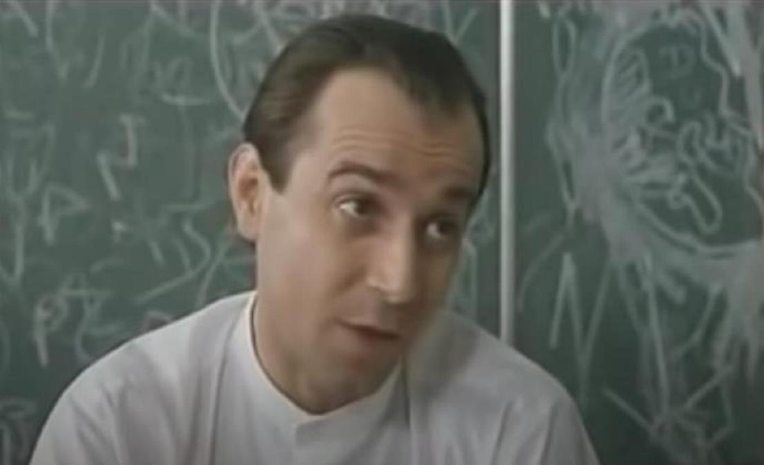 Sin čuvenog čuvenog glumca izgleda kao Apolon: Na korak do braka ostavio je verenicu, a priča se da je ukrao srce i Jelisaveti Orašanin
