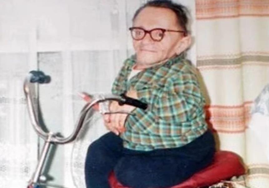 Kad se Kosta rodio, babica se onesvestila, pop je odbio da ga krsti, a lekari su hteli da vrše eksperimente nad njim: "On nije ljudsko biće, on je žaba"