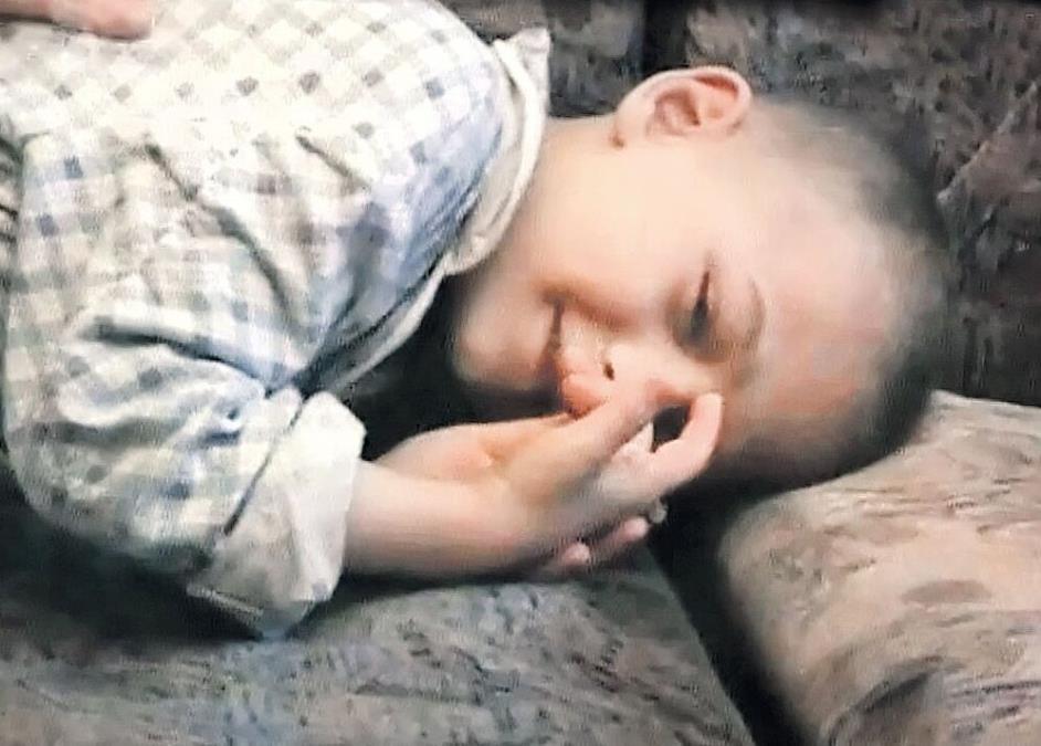 Kad su pronašli Viktora, ljudi su se onesvestili od frapantnog prizora: Majka ga strpala u sobu sa psom i nije puštala 5 godina, više nije ličio na dete