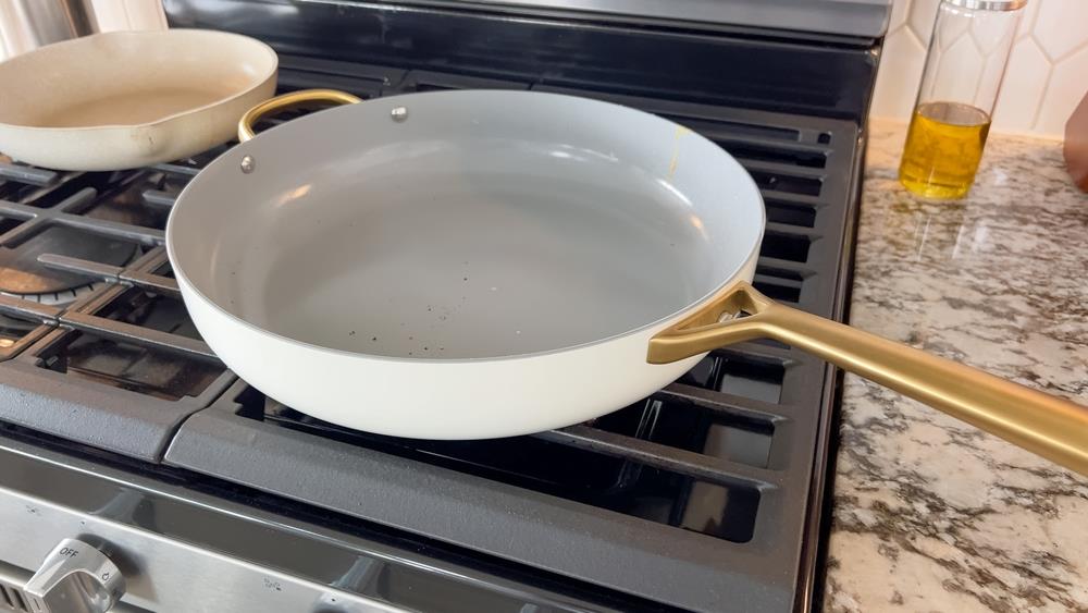 Evo kako pravilno očistiti keramički tiganj: Ovu grešku svi prave i uništavaju ga