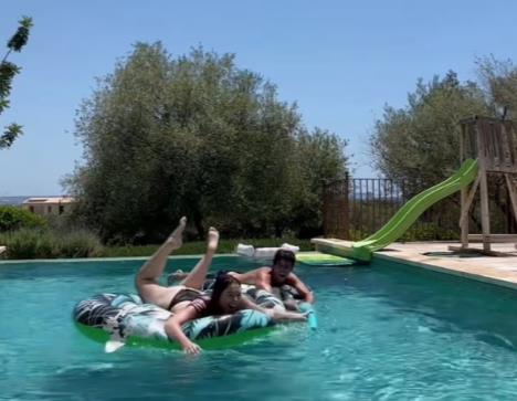 Hana se odselila na Majorku da radi kao dadilja pa se do ušiju zaljubila u njihovog starijeg sina: Nakon prve ljubavne svađe reči njegove majke su je rasplakale