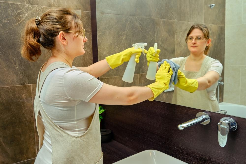 Obrišite ogledala krpom namočenom u ovaj napitak: Biće nikad sjajniji bez tragova krpe