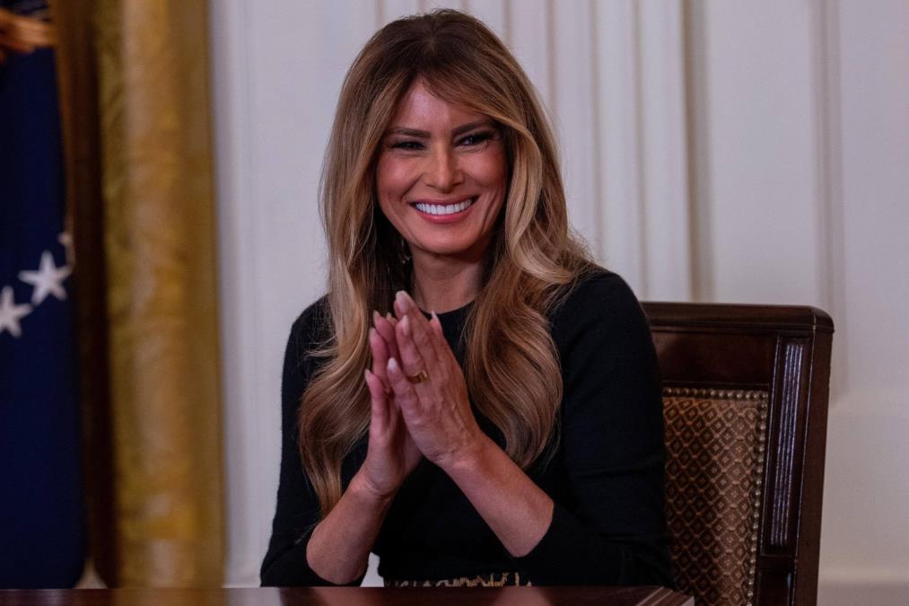 Melanija Tramp obukla suknju koju mogu da nose samo izuzetno hrabre žene: Srpkinje od 50+ godina ovo ne oblače - nikad