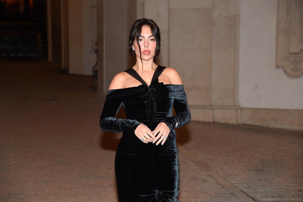 Kad se Georgina Rodrigez pojavila na Valentinovoj reviji u Rimu svi su gledali u njene cipele: Na nogama nosi pravo malo bogatstvo, a nikom nije jasno kako hoda