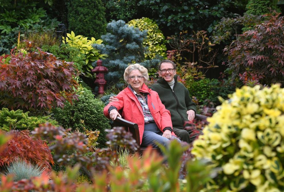 Ovako izgleda najlepše dvorište na svetu: Bračni par sređivao blatnjavi travnjak 43 godine i doslovno napravio bajku