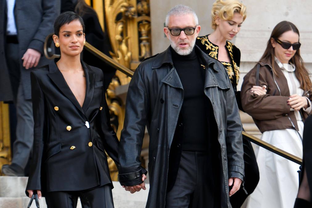 Bivši muž Monike Beluči je od nje mlađi, a kažu da uopšte ne stari kao vino: Kraj 29 godina mlađe devojke izgleda kao deda