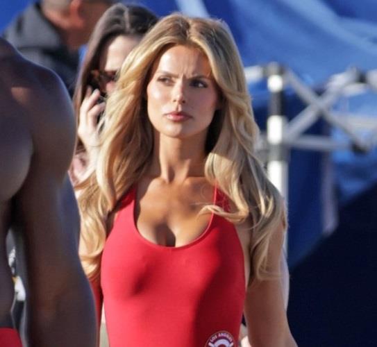 U isto vreme u krevet odvela dva tenisera, dva ljuta protivnika: Ona je nova zvezda serije "Čuvari plaže" i ponosi se time što momke vrti oko malog prsta