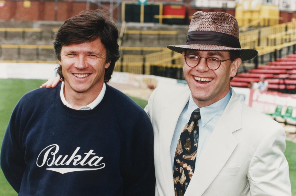 Na scenu bi izašao u šljokicama, a ispod bi krio modrice: Kum Eltona Džona ubijao je boga u njemu, sa njime izgubio i nevinost, a na kraju mu karma sve vratila