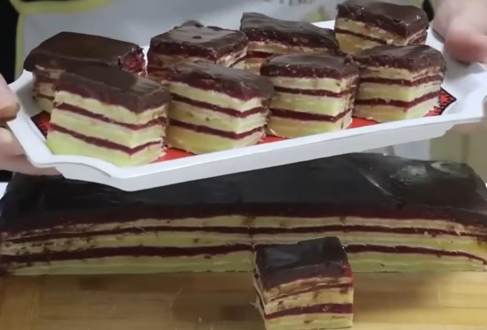 Uskršnji voćni, kremasti kolač bez pečenja korica: Lako "pada" na stomak, a ukus je fantazija