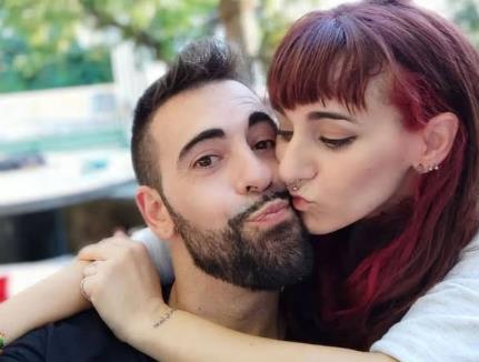 Anu je otac napustio dok je bila dete i osnovao novu porodicu: Godinama kasnije pronalazi svog polubrata Danijela i zaljubljuje se u njega na prvi pogled