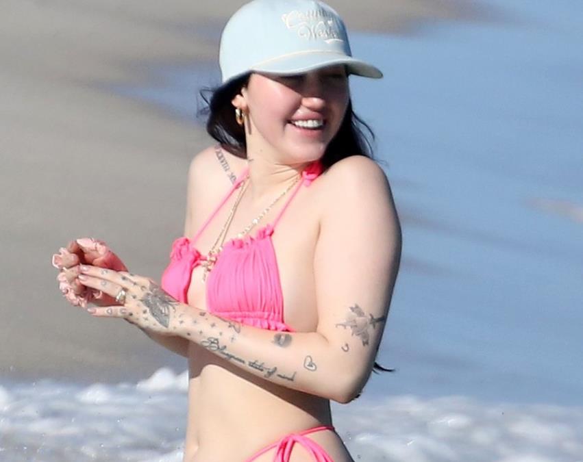 Bivši dečko joj postaje očuh, sestra navukla prokletstvo na nju, roditelji je ostavili: Slavna pevačica sada napravila ogromnu grešku koja će je skupo koštati