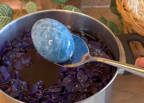 Farbanje jaja u plavu boju sa prirodnim sastojcima: 20 komada ofarbanih očas posla, a dobije se nekoliko nijansi plave