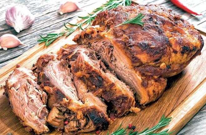 Glavno jelo za Uskrs je marinirana svinjska plećka: Rastresito meso se topi, a sporo pečenje je najvažnije zbog hrskave kore i sočnosti