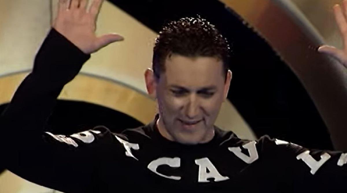 Rođen je u muslimanskoj porodici, promenio ime i počeo da hara estradom: Javno varao ženu, a o njegovom intimnom snimku brujala je Srbija