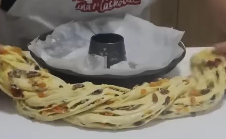 Uskršnja pletenica koja se tradicionano pravi od mekog testa i suvog voća