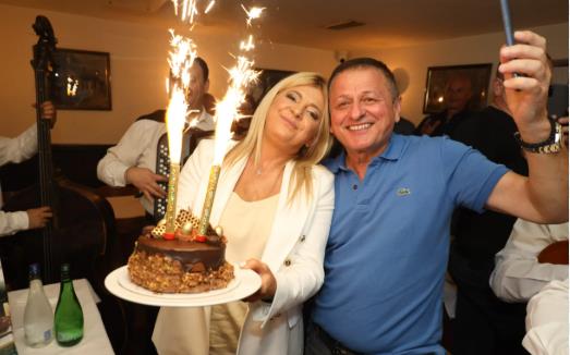 Naš pevač sinu i ćerki kupio po hotel u Nemačkoj: Preko 30 godina je u braku sa Mirom iz Bogatića koja mu je za rođendan dovela striptizetu