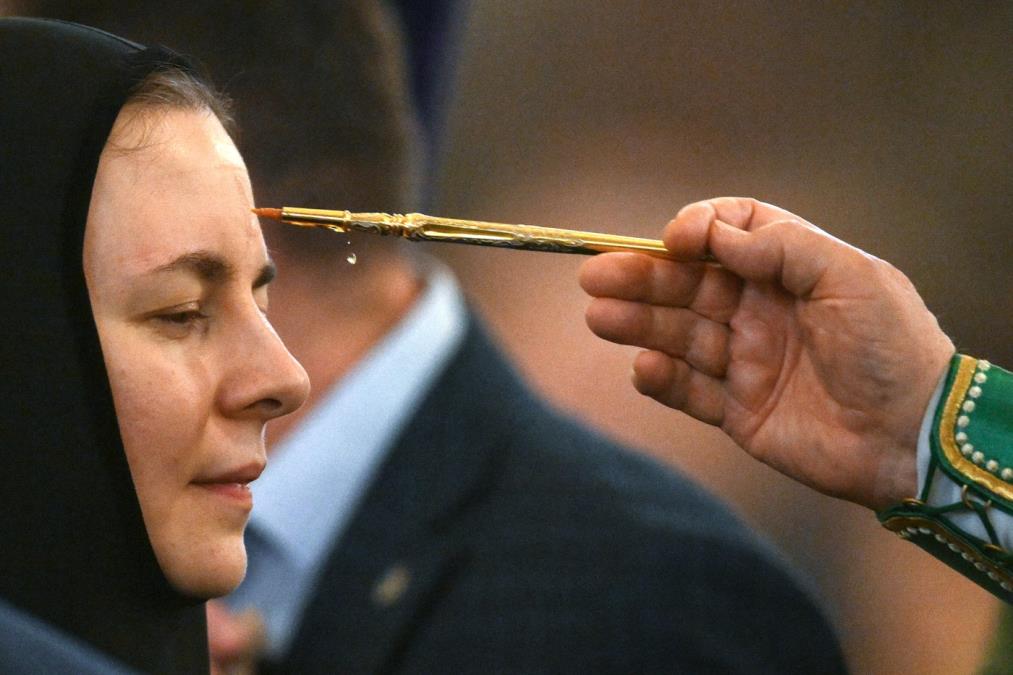 Šta se dešava kada nam sveštenik na čelu ispiše znak krsta sa uljem? Evo šta to znači