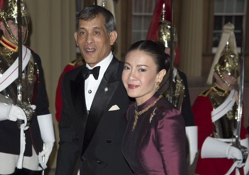 Kralj Tajlanda je svojoj ženi obrijao glavu, oduzeo joj dete i naterao je da se zamonaši: Niko ne sme da pisne, samo se šuška da je ovo razlog