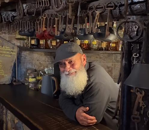 U ovom selu živi samo jedan čovek, a način na koji preživljava je fascinantan: Evo zašto su ga svi napustili