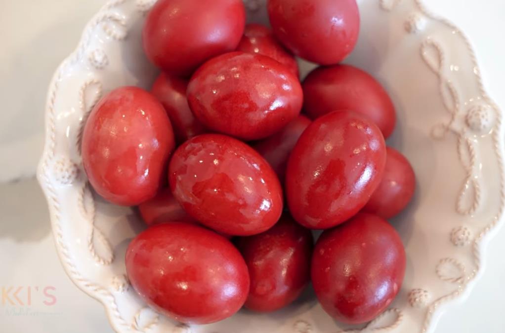 Samo Grci znaju da ofarbaju jaja u vatrenocrveno: Ovo je njihova caka za lako ljuštenje kore, ali i za jarku boju koja traje